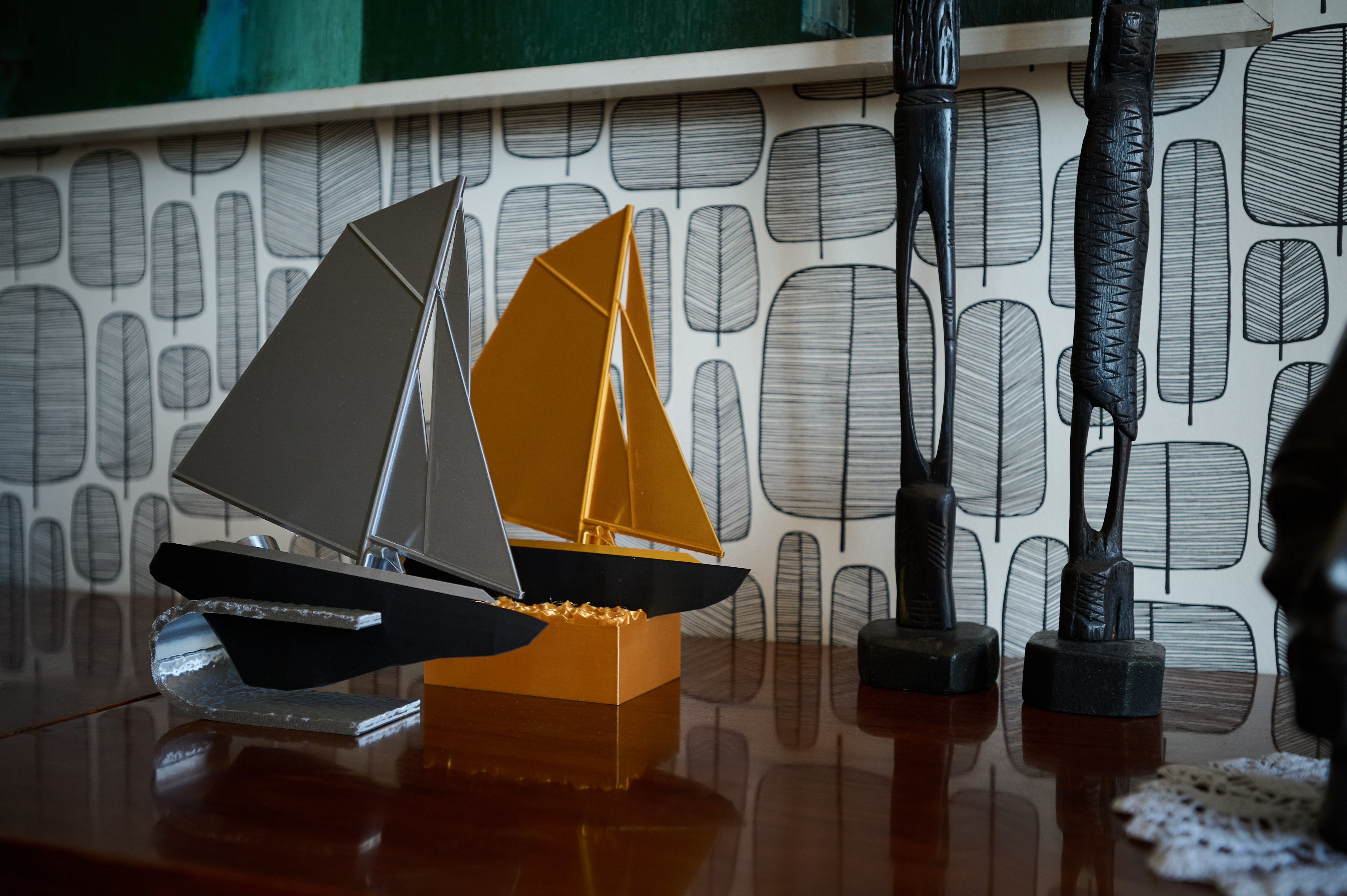Pedestals compatible with objects in the Boats collection
